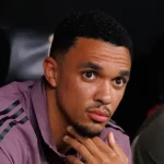 Sốc: Real Madrid chính thức loại Alexander-Arnold, HLV mới thẳng tay dọn dẹp 1