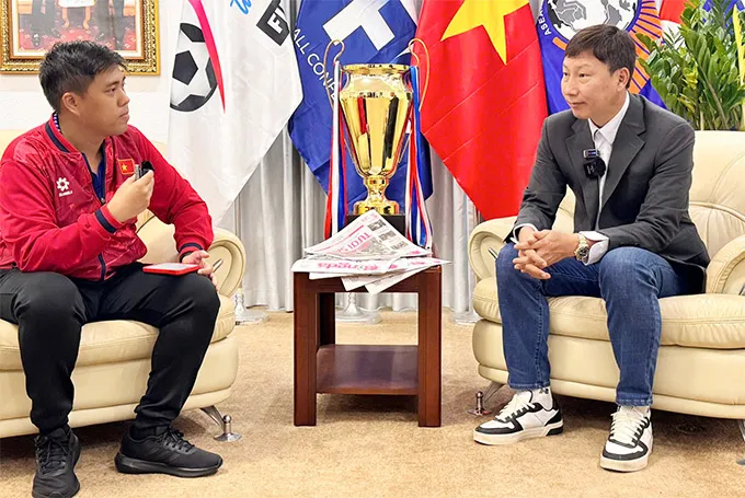 HLV KIm Sang Sik chia sẻ với phóng viên Bóng đá 