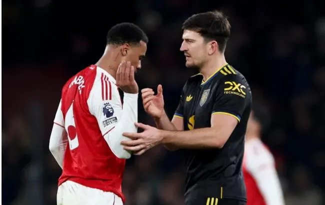 Harry Maguire tranh cai voi Gabriel Magalhaes.