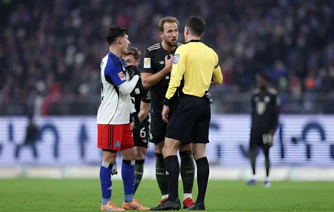 Cả đội Bayern Munich chỉ trích trọng tài sau trận hòa Hamburg 1