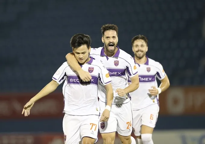 Niềm vui của Tấn Tài và đồng đội khi có bàn mở tỷ số trận đấu. Ảnh: Quốc An