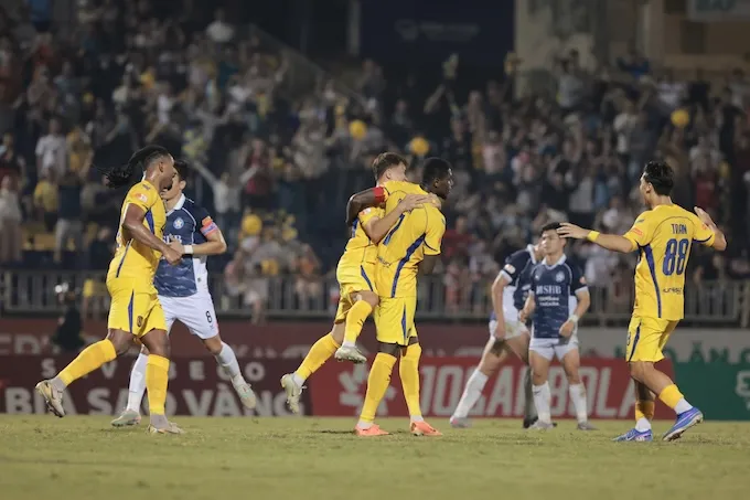 Niềm vui của SLNA khi có bàn thắng ở phút 60. Ảnh: CTV