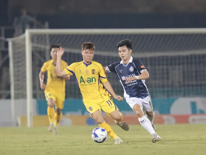 Điều HLV Văn Sỹ Sơn cần làm bây giờ là ổn định lòng quân. Ảnh: CTV